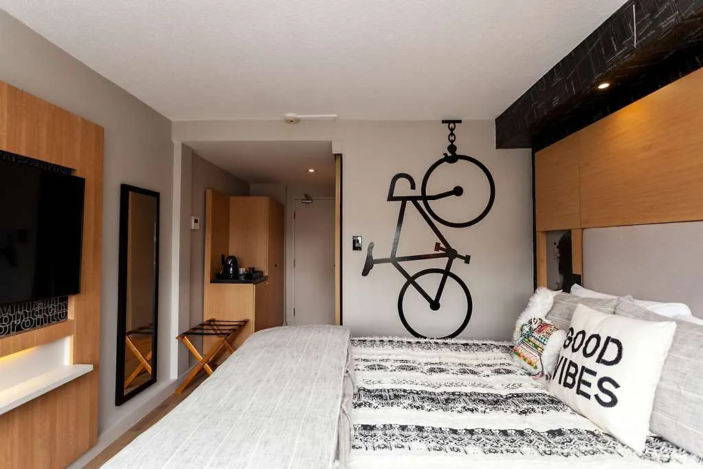 Bond Place Hotel Toronto 3*,
