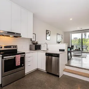 https://elegant-2-story-condo-atwater-market-by-den-stays.hotels-in-montreal.org