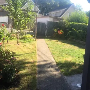 https://3-bed-newly-renovated-on-tree-lined-street-in-kits.vancouver-hotels-bc.net